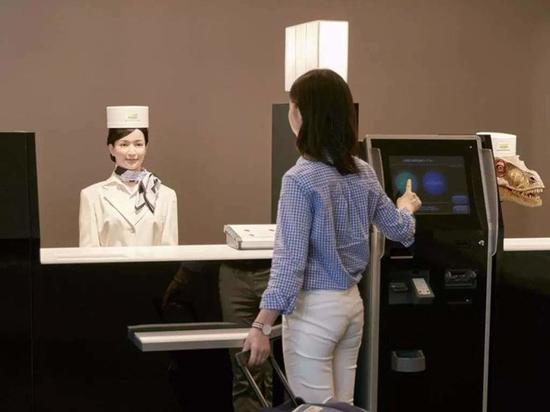 每晚17000日元的奇特酒店 全是机器人