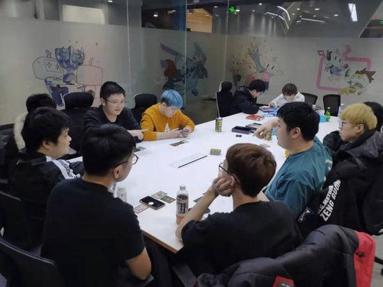成为下一个Uzi:电竞修罗场上的少年们