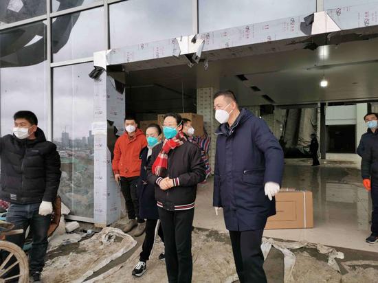 黄冈市长邱丽新和黄冈铁塔总经理熊文涛在查勘通信施工现场