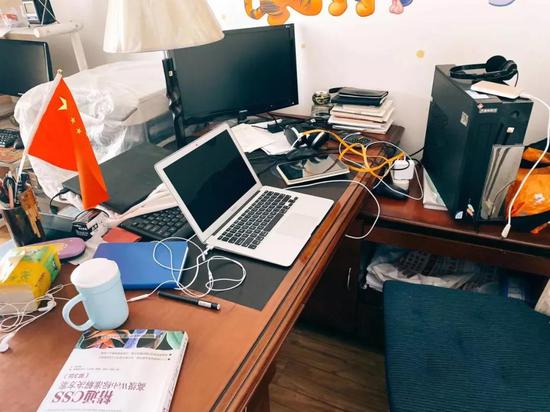  （该员工的工作台照片）