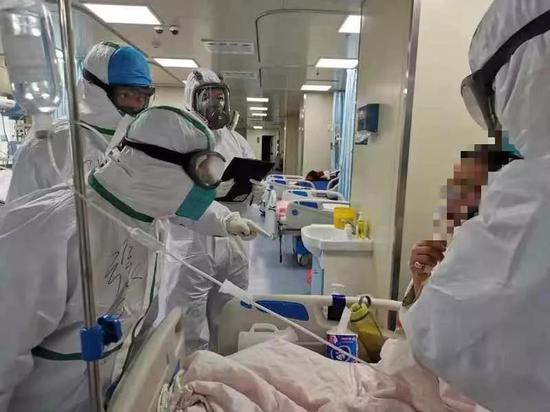 张伯礼（左一）在武汉中医院检查重症病人 （图片由受访者提供）
