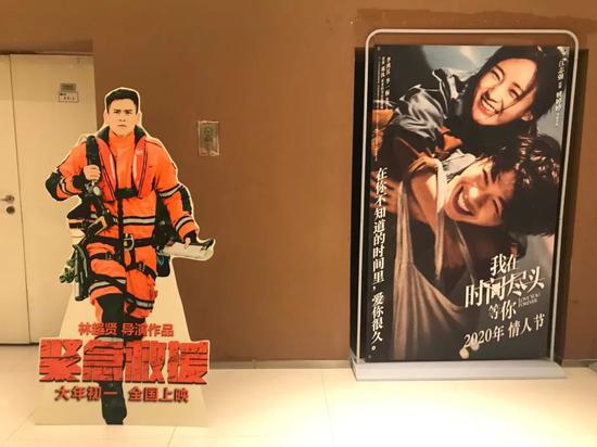 3月3日，成都一家电影院里还摆放着春节档影片《紧急救援》的宣传物料  图片来源：每经记者 董兴生 摄