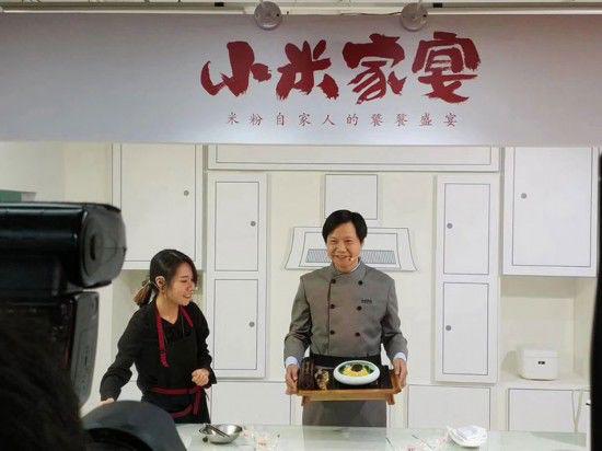 ▲“小米家宴”上，雷军亲自掌勺&nbsp; 图片来源：网络