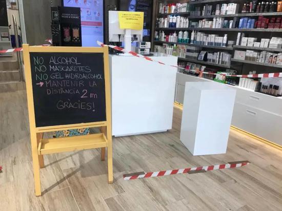药店黑板上写着“没有口罩”“没有洗手液”