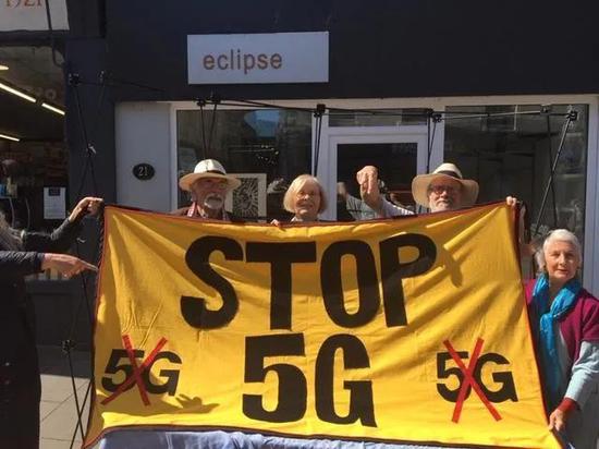 烧5G信号塔、黑化比尔盖茨……这种病毒比新冠更