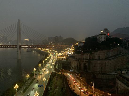 iPhone XS Max摄于重庆 拍夜景时细节有损失