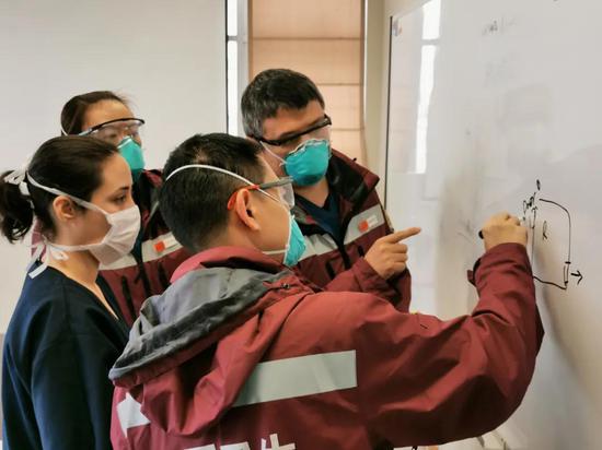 中国抗疫医疗专家组近日应邀前往秘鲁利马比利亚·埃尔萨尔瓦多医院实地查看院感防控流程。中国专家全面梳理了该院新冠阳性重症及阳性手术区、妇产区、新生儿区等相关流程方案，并协助制定了场地及流程改造方案。他们还针对重症患者的诊疗详细解答了该院ICU医生提出的问题。中国专家组还向医院赠送了部分防护物资。新华社发（中国医疗专家组供图）