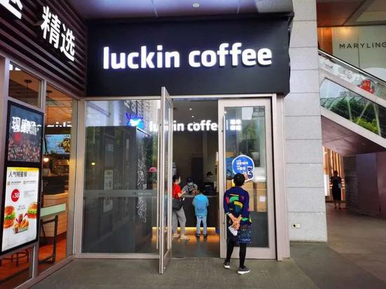 上海的一家瑞幸咖啡，虎嗅拍摄