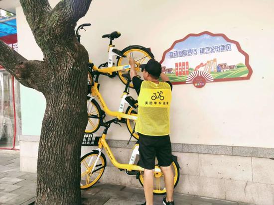 王辉在兼职做美团单车搬车工作，图源受访者