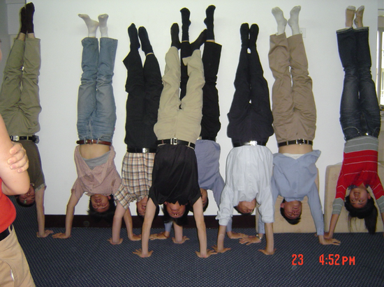 （阿里早年办公楼，创始团队经常一起练习倒立）