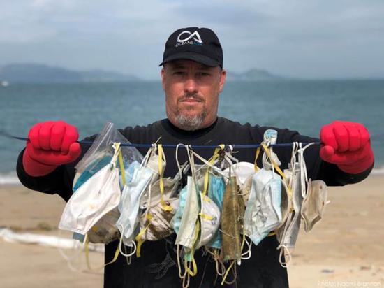 环保人士发现了大量被冲上海滩的废弃口罩（来源：oceansasia.org）