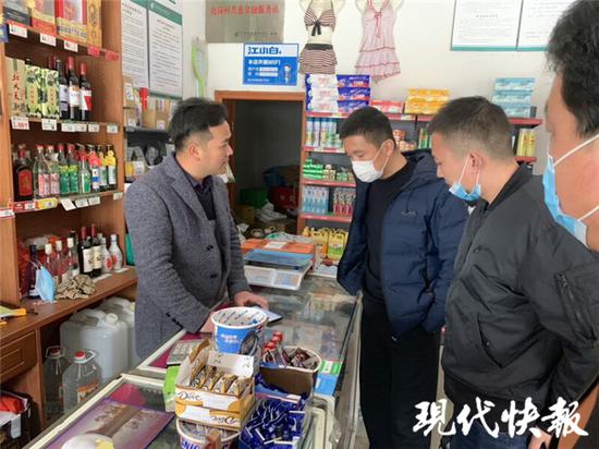 警方走访超市