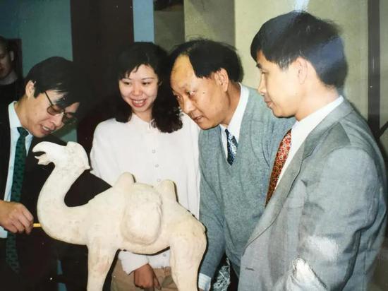 1995年4月，我方工作人员鉴定英国警方查扣的走私中国文物，国家文物局供图
