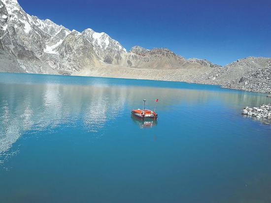 Los investigadores usan botes no tripulados para medir el volumen de agua en el lago.Foto cortesía del Instituto de Investigación de la Meseta Tibetana, Academia de Ciencias de China
