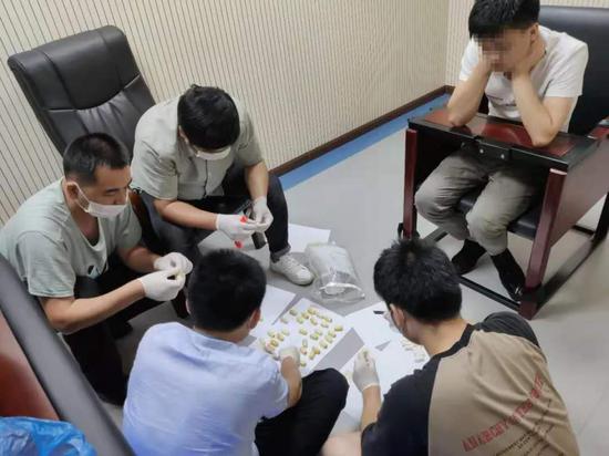 民警统计犯罪嫌疑人体内排出的毒品&nbsp;长沙县公安局 图