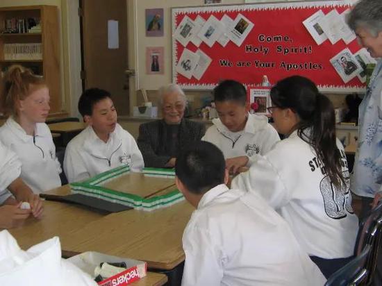 美国的娃们在课外活动课上学习打麻将（图源：Wiki）
