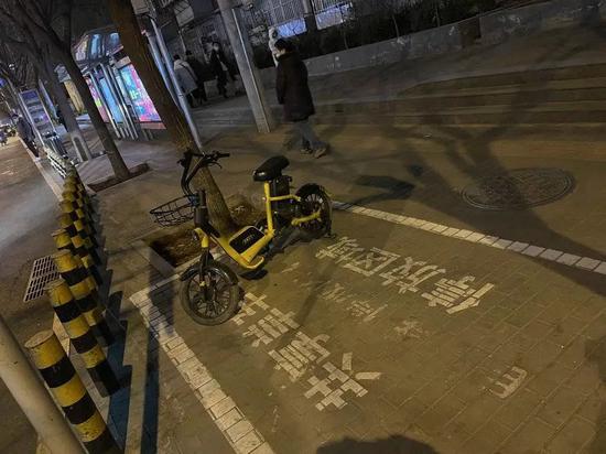 北京屡禁不止的共享电单车。摄影：虎嗅