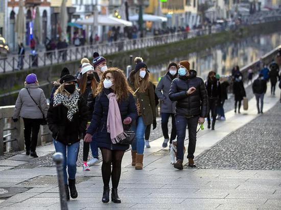 能防止病毒传播的疫苗有助于控制疫情。来源：Andrea Fasani/EPA-EFE/Shutterstock