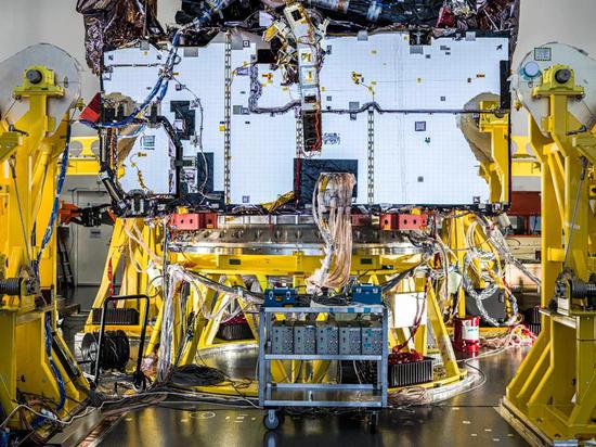 　韦伯望远镜进行发射前最后一次全面测试。图片来源：NASA/Chris Gunn