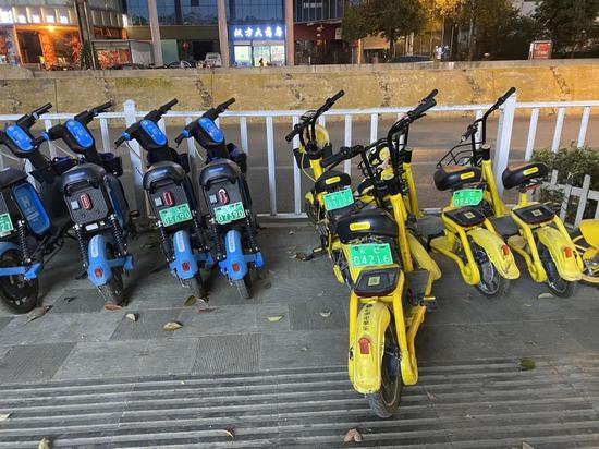 一二线城市禁入、三四线城市蓬勃，共享电单车的冰火两重天