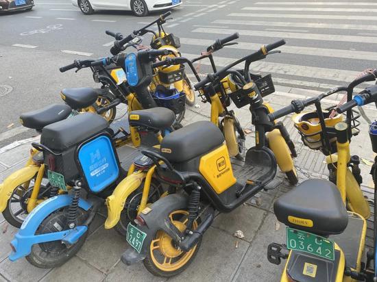 一二线城市禁入、三四线城市蓬勃，共享电单车的冰火两重天