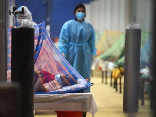 正在德里一家医护中心康复的COVID-19患者。来源：Raj K。 Raj/Hindustan Times/Shutterstock