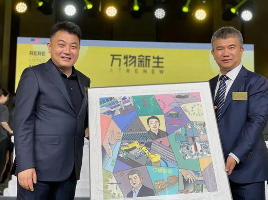 左:万物新生集团创始人兼CEO陈雪峰
右:五源资本创始合伙人石建明
