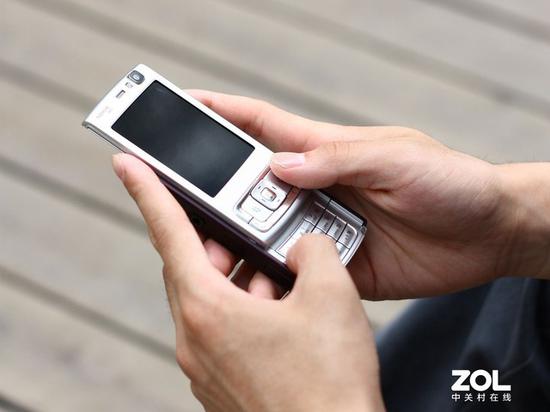 即使尺寸小，双手操作也有必要