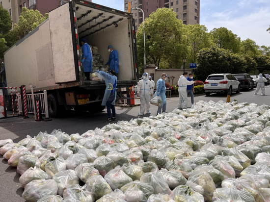 在浦东新区，联华工作人员正在运送集采集配的保供物资。受访对象供图