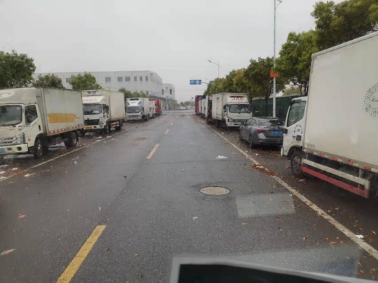 人物|“逆行”物流人：打地铺、住车上，一个月不敢回家