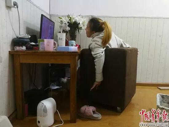 方瑜坐在她房间的电脑前。