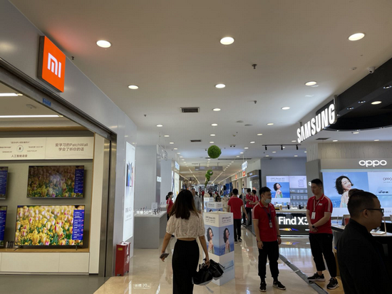 成都太升南路赛格广场入口处是三星与小米的门店。图/柳书琪