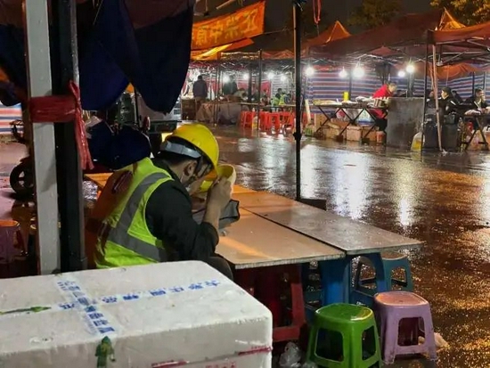 特斯拉上海超级工厂外部的深夜路边摊（图片来源：品玩）
