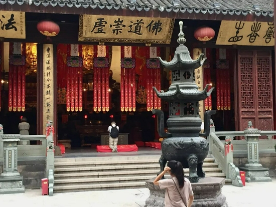 ▲上海的玉佛禅寺成立近140年，香火鼎盛，有新媒体中心，也有基金会。（视觉中国/图）
