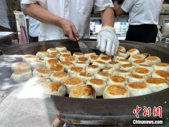 光明邨的鲜肉月饼是极少数的“烙派” 中新社 李秋莹摄