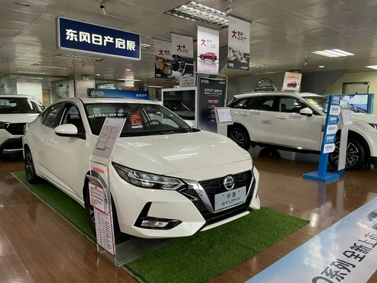 ▲中秋节前一天，北京某东风日产店内客流情况 拍摄|邱瑶