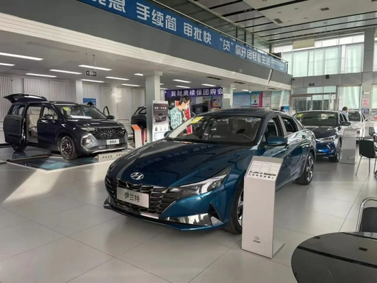 ▲中秋节小长假期间，略显冷清的北京现代某4S店展厅  拍摄|邱瑶