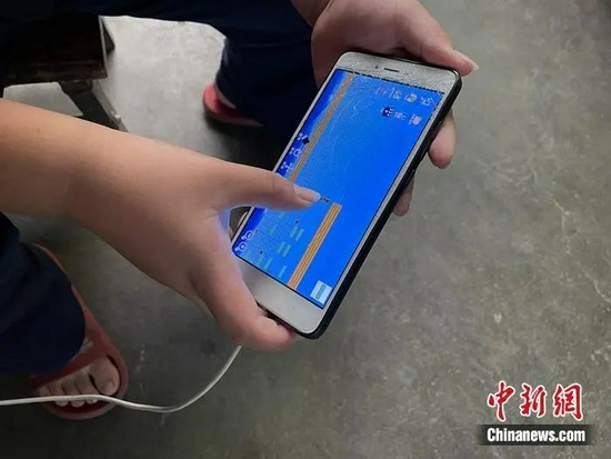 一些孩子们在“十一”假期中玩游戏。中新网记者 吴涛 摄