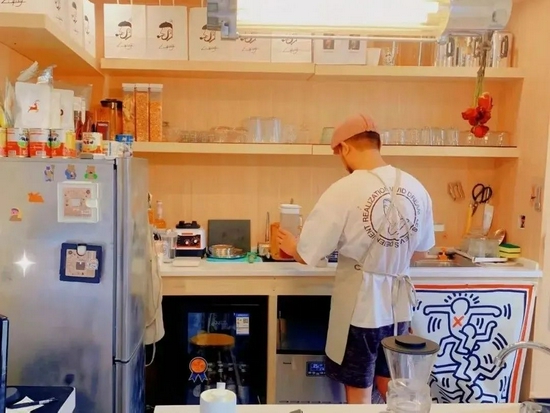 杨郭靖正在制作咖啡 | 受访者供图