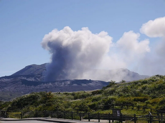 震撼！阿苏火山今日爆发，原来地球“挤痘痘”是这样的