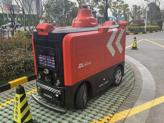 在苏州等小区真实应用的自动驾驶物流小车，图片来自虎嗅。