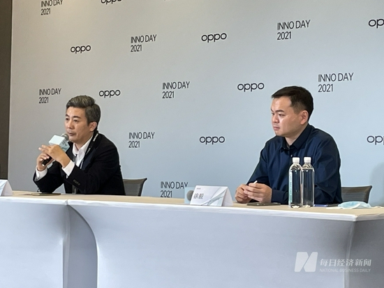 OPPO芯片产品高级总监姜波（左），OPPOXR技术总监徐毅（右）。图片来源：每经记者 王晶 摄