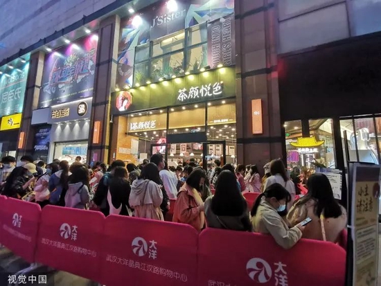 2021年3月24日，湖北省武汉市，人们在江汉路茶颜悦色门店前排队。/视觉中国
