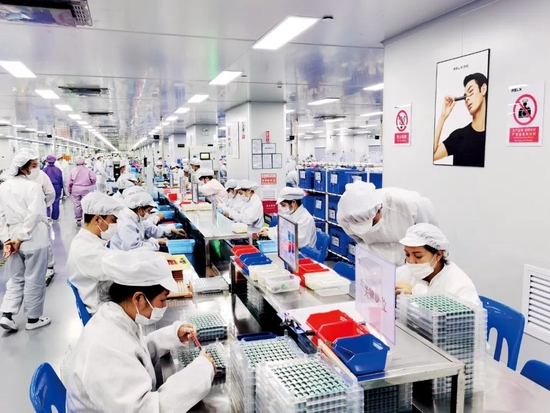 广东深圳的一处电子烟生产线。图/人民视觉