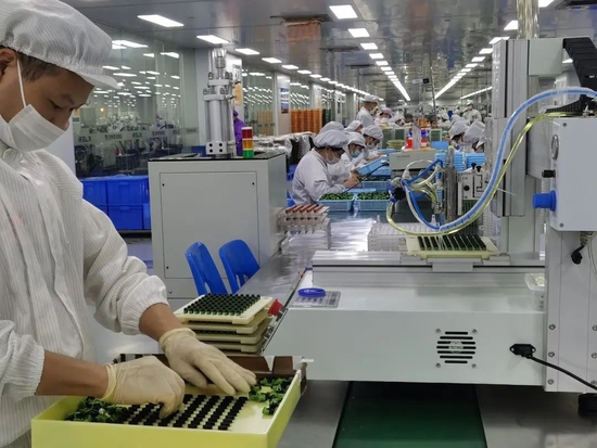广东深圳某电子烟工厂内景.图据视觉中国
