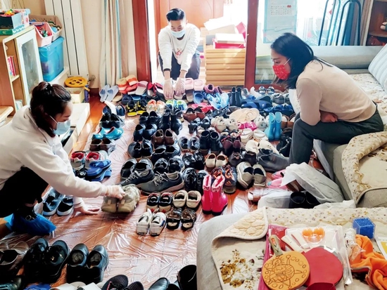 2022年1月13日，湖北武汉市，整理收纳师在客户家中整理鞋子。图/IC