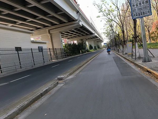 人物|睡在桥洞里的骑手