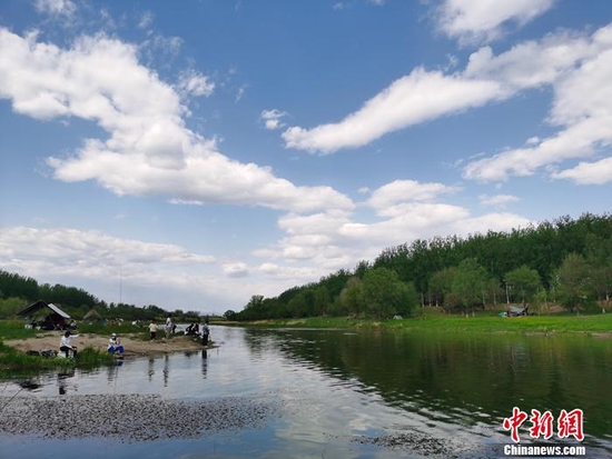 5月1日，不少人在北京温榆河边露营。中新网记者 李金磊 摄