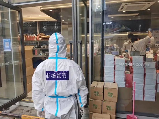 近日，上海市静安区市场监管局检查吴江路一MANNER咖啡店。图片来源：上海市监局