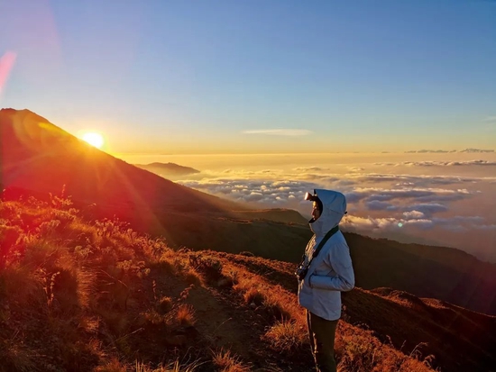 2019年7月，印度尼西亚林贾尼火山2天1夜露营，凌晨3点起床冲顶火山口，海拔3200米。摄影/闫皓白